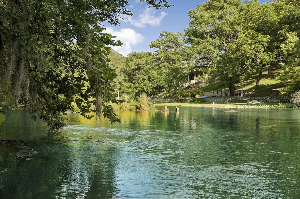1121 Bradstreet Canyon Lake TX 78133