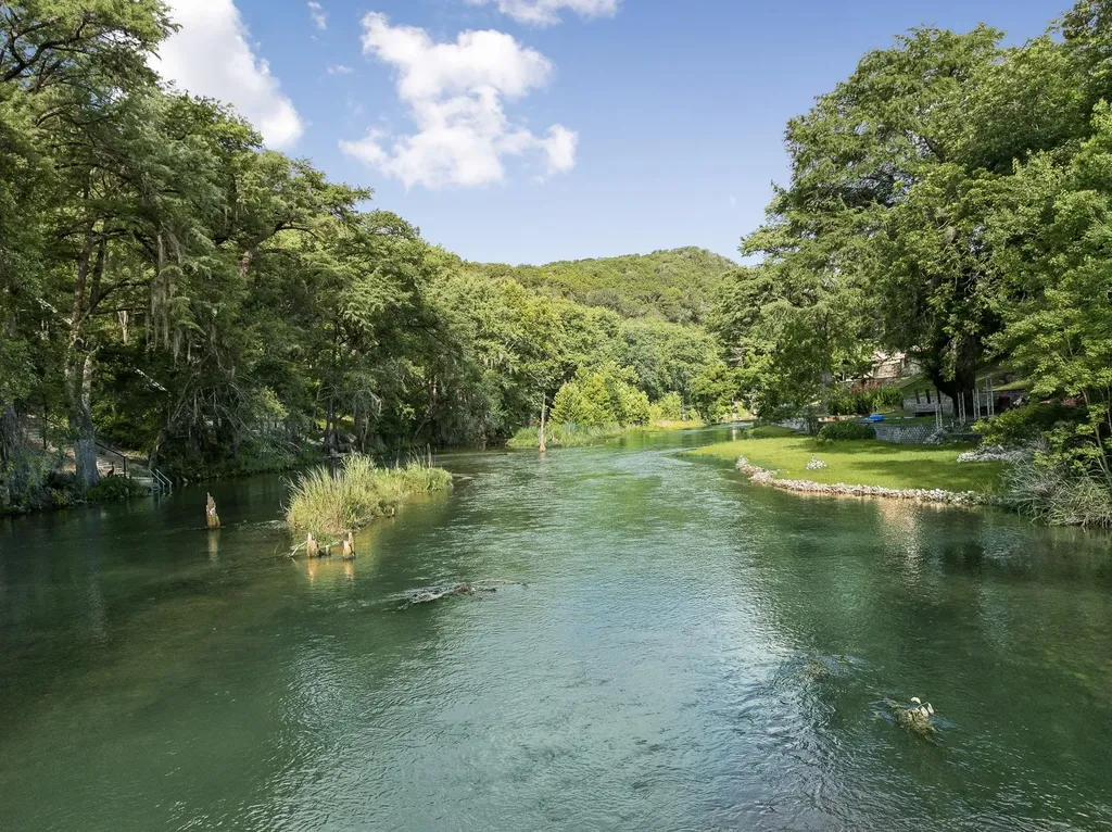 1121 Bradstreet Canyon Lake TX 78133