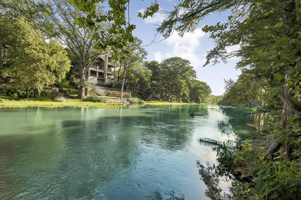 1121 Bradstreet Canyon Lake TX 78133