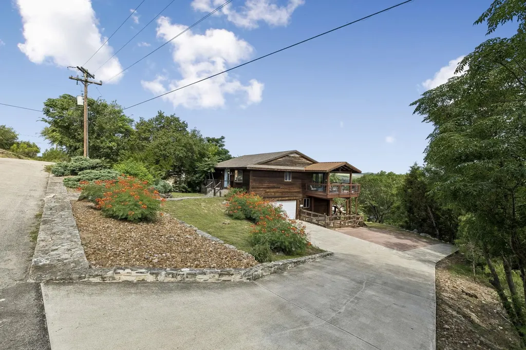 1121 Bradstreet Canyon Lake TX 78133