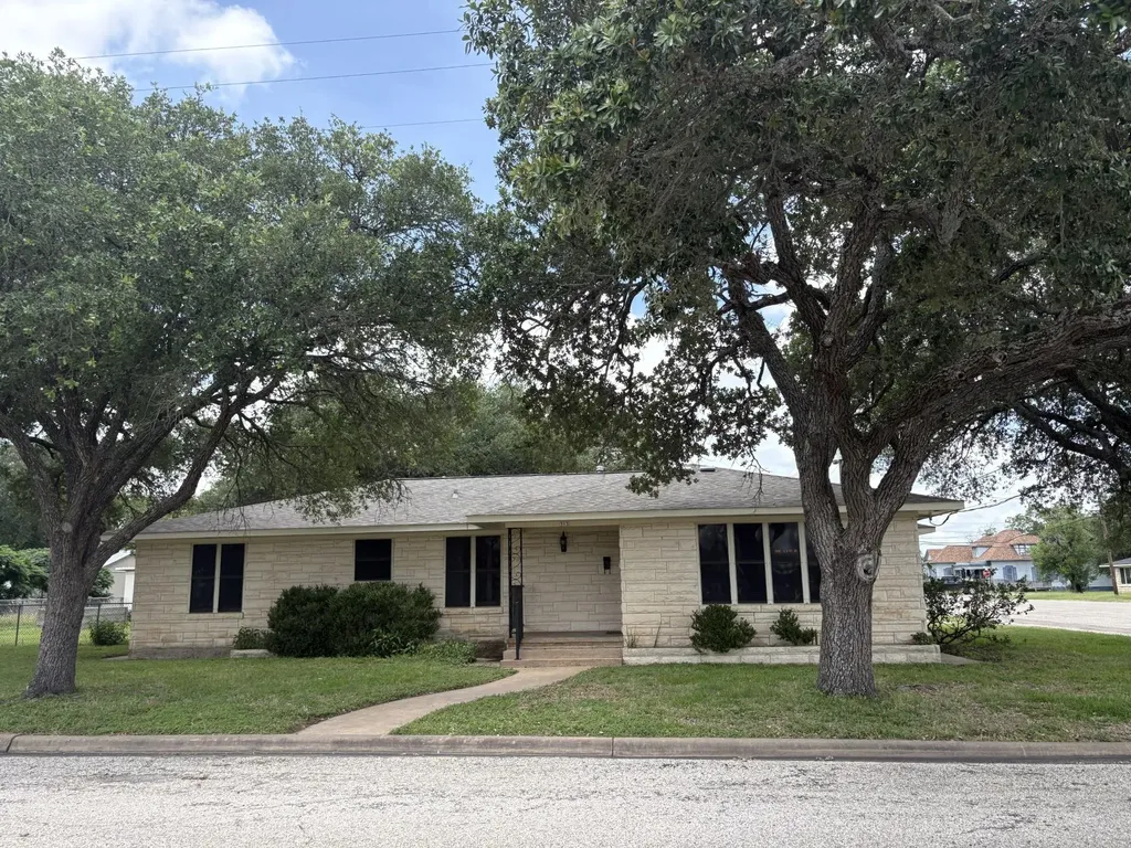 393 N Manse Avenue Giddings TX 78942