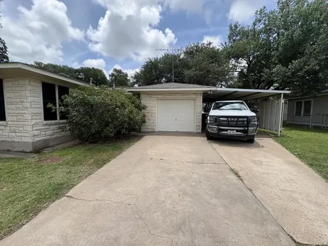 393 N Manse Avenue Giddings TX 78942