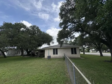 393 N Manse Avenue Giddings TX 78942