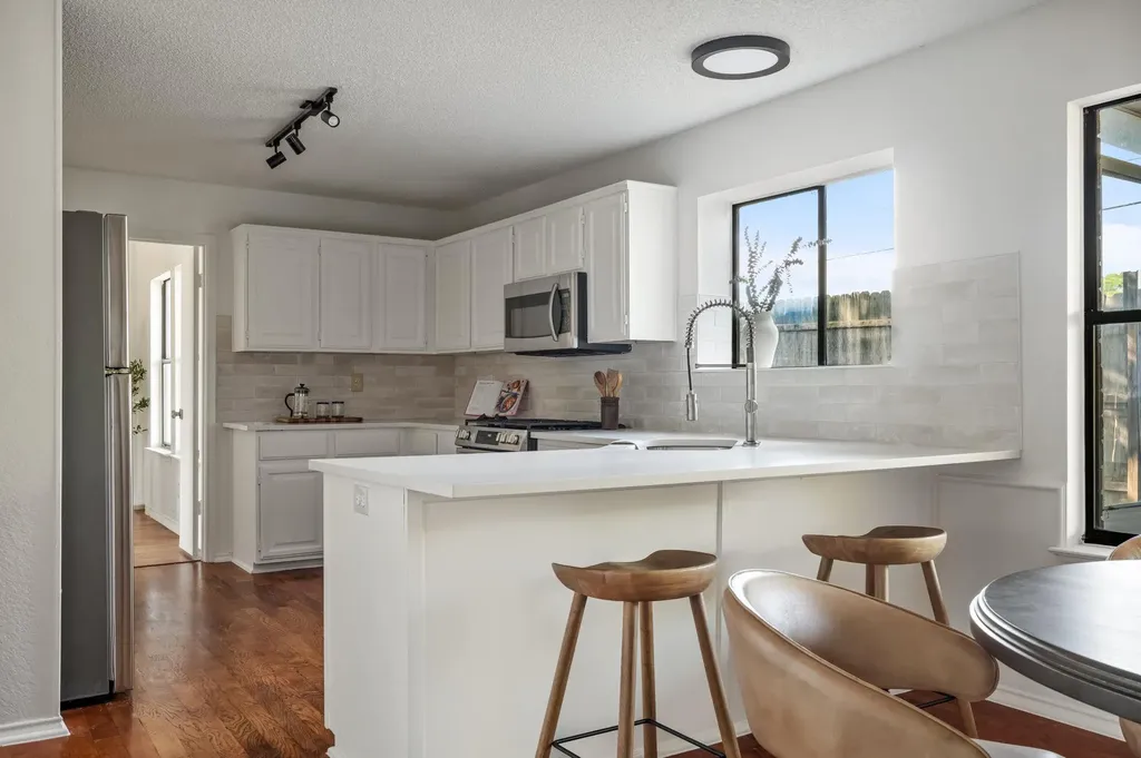 1106 Split Oak Cove Pflugerville TX 78660