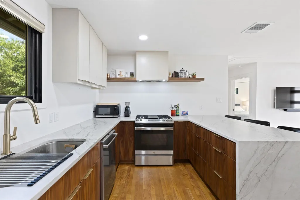 1803 Perez Street Austin TX 78721