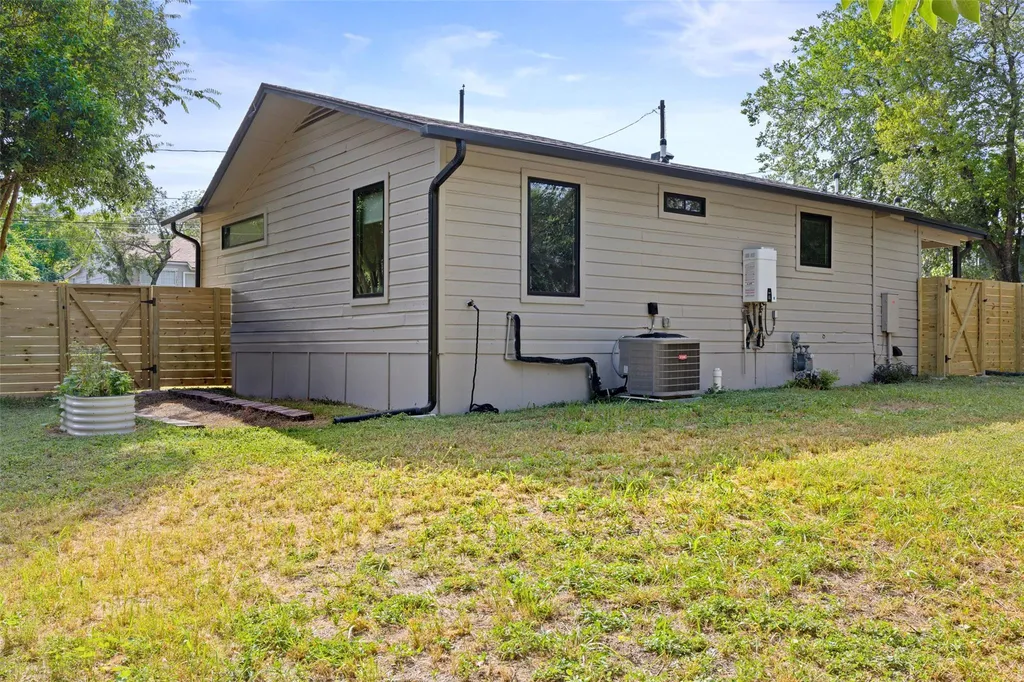 1803 Perez Street Austin TX 78721