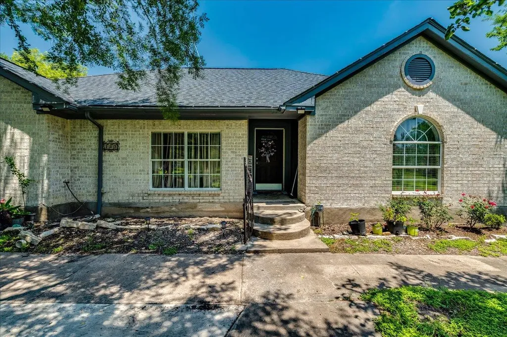 123 Crossroads Drive Dale TX 78616