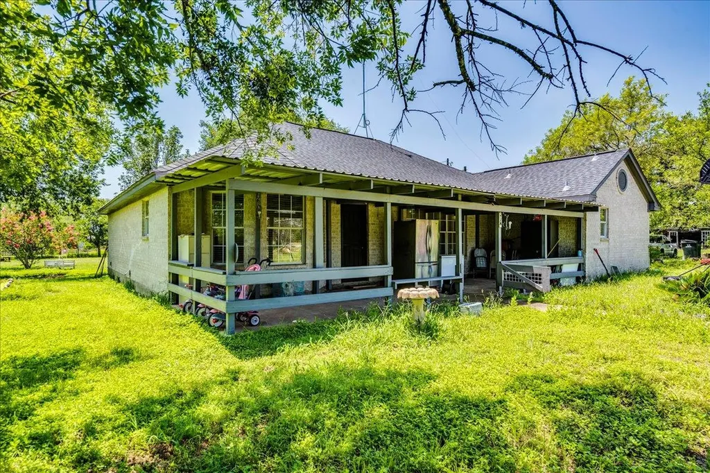 123 Crossroads Drive Dale TX 78616