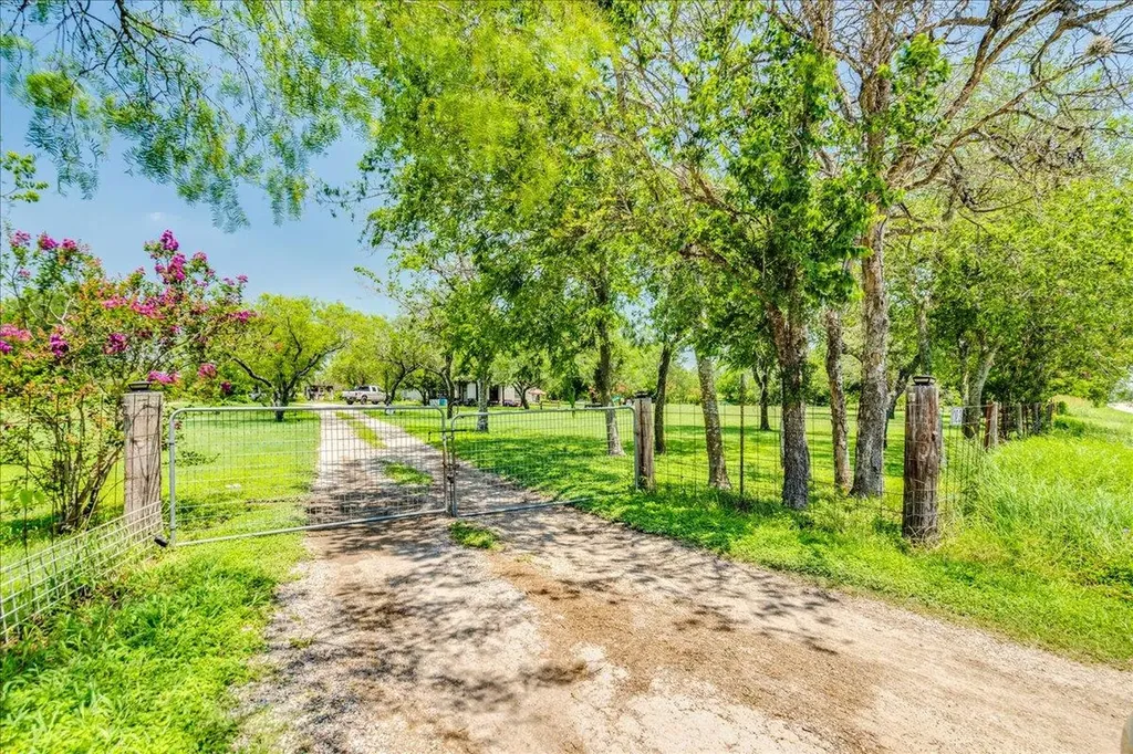 123 Crossroads Drive Dale TX 78616