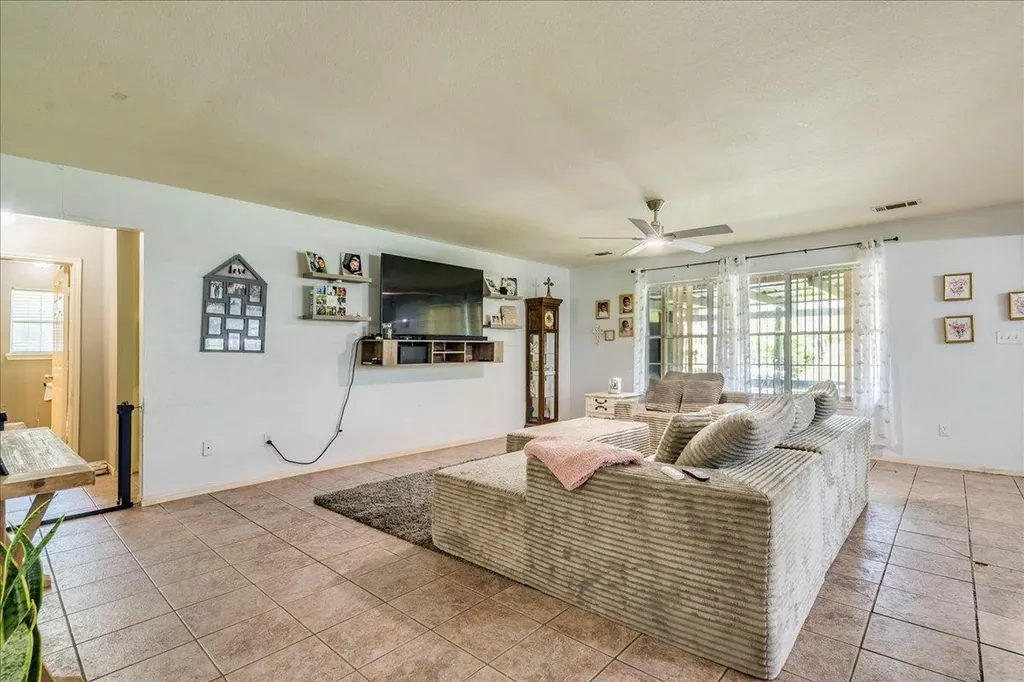 123 Crossroads Drive Dale TX 78616