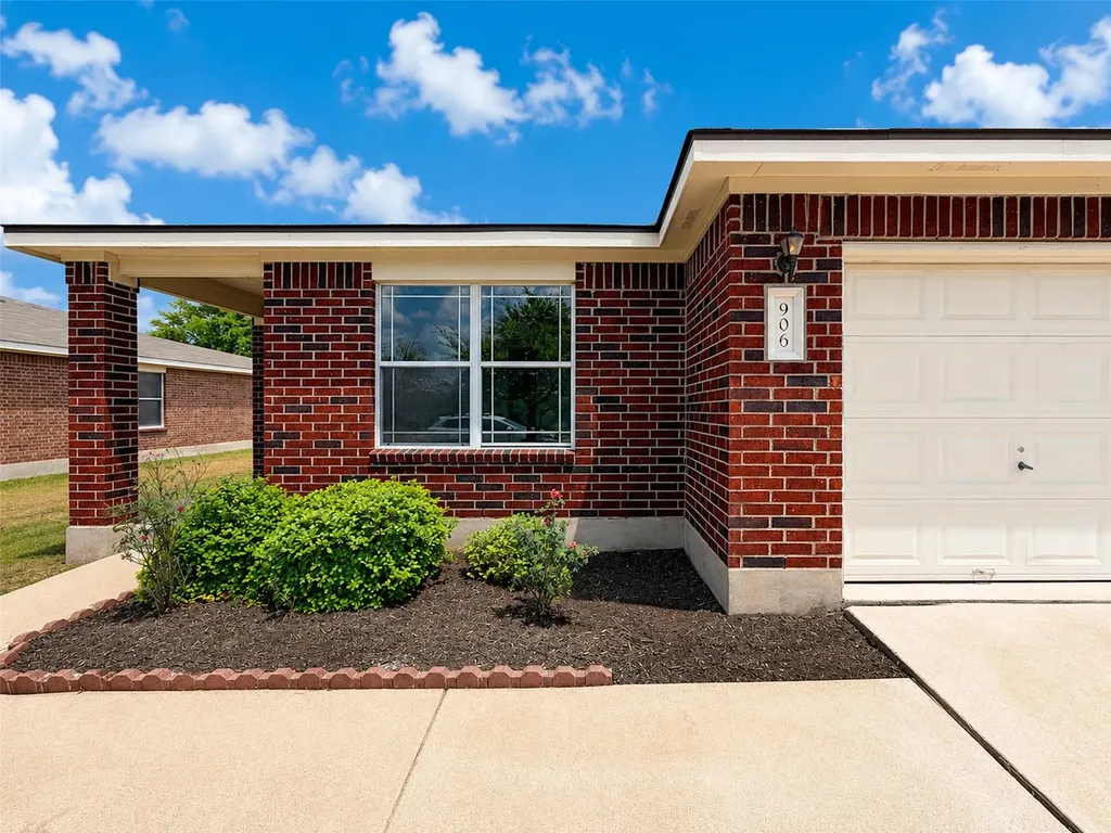 906 W South Street Leander TX 78641