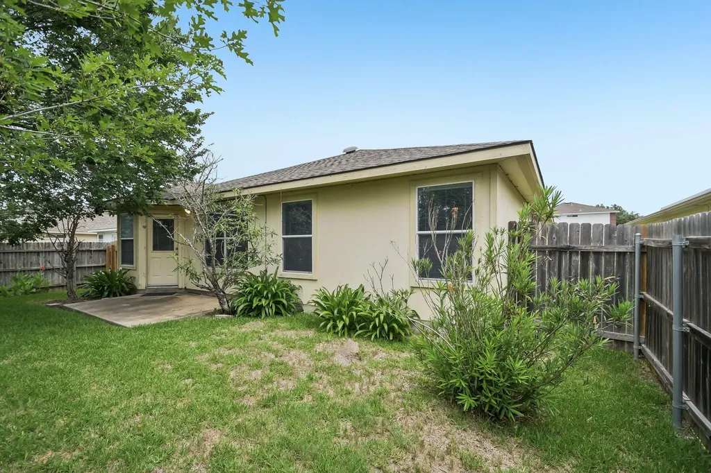 610 Lavaca Loop Elgin TX 78621