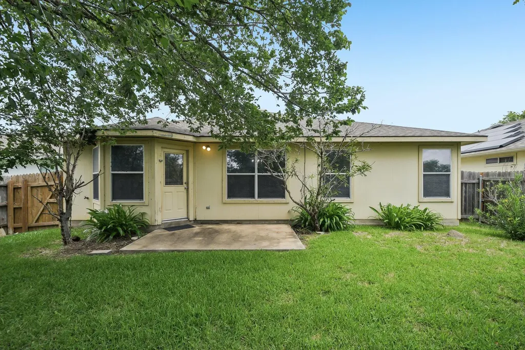 610 Lavaca Loop Elgin TX 78621