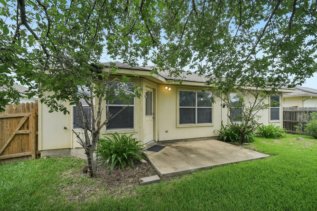 610 Lavaca Loop Elgin TX 78621