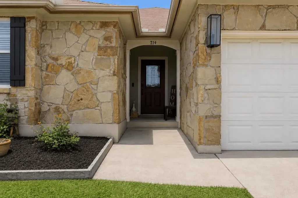 714 Newport Drive Spicewood TX 78669