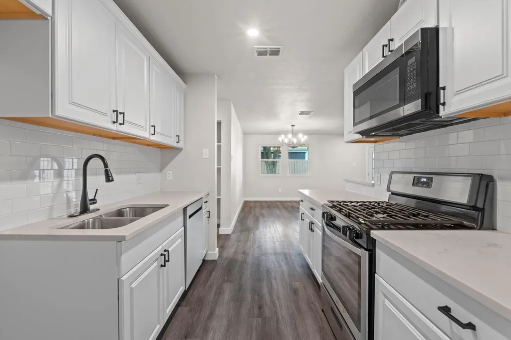 1737 Cricket Hollow Drive Austin TX 78758