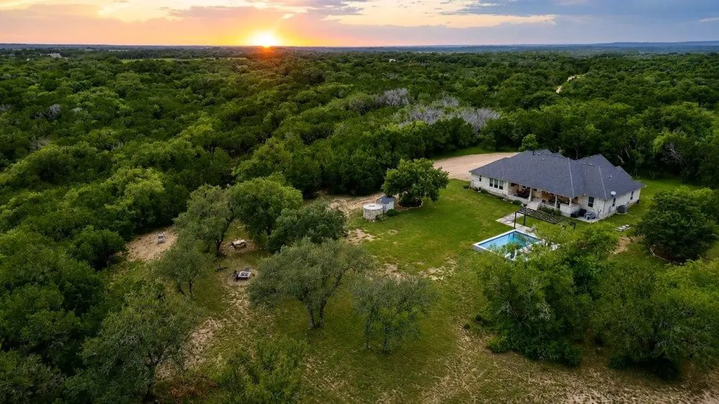 335 Turkey Tree Road Spicewood TX 78669