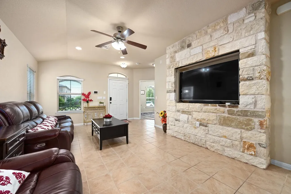 1405 Bess Cove Leander TX 78641