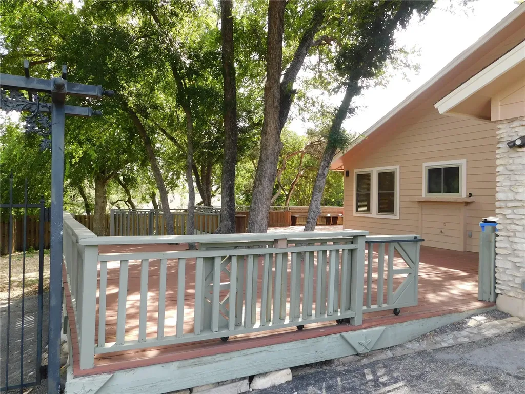 1006 Porpoise Street Lakeway TX 78734