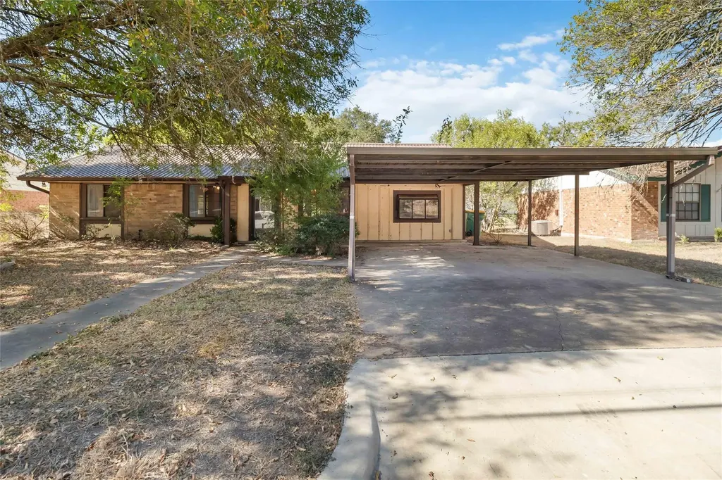 757 N Main Street La Grange TX 78945