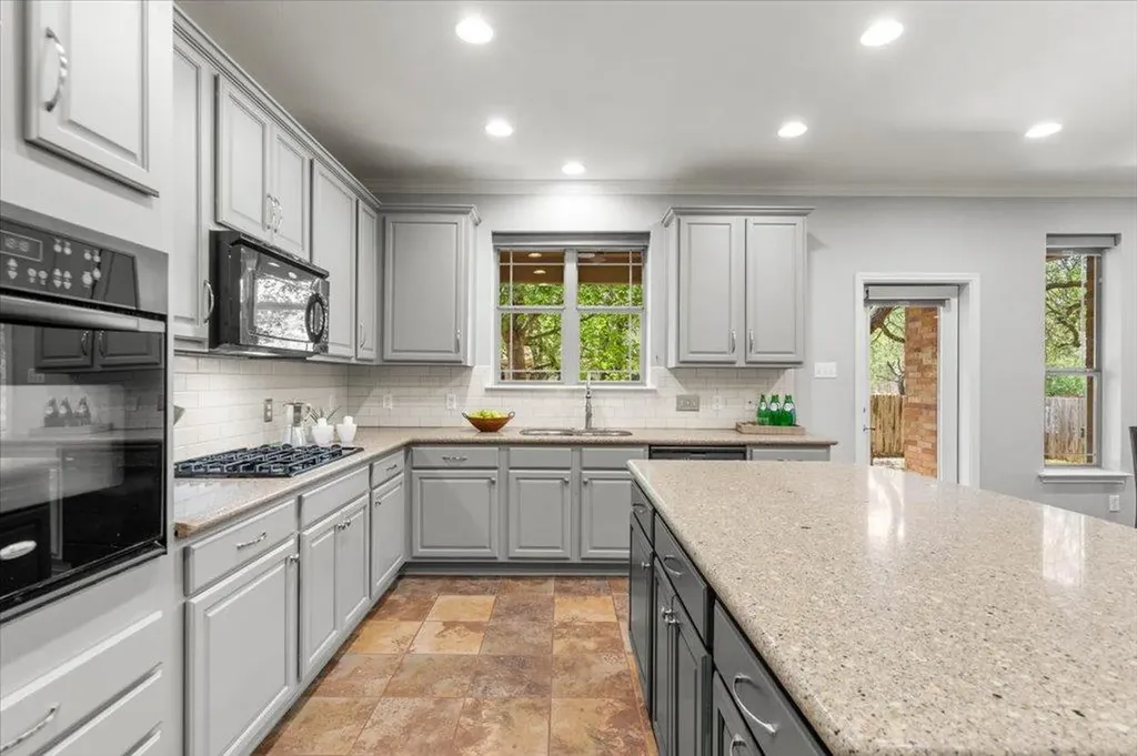 11208 Bastogne Loop Austin TX 78739