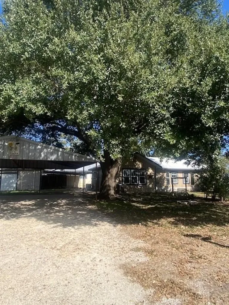 214 S Hackberry Avenue Luling TX 78648