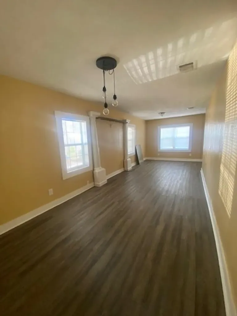 214 S Hackberry Avenue Luling TX 78648