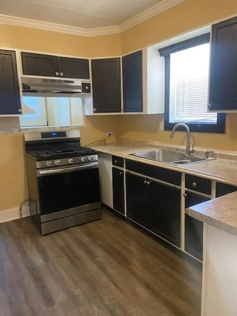 214 S Hackberry Avenue Luling TX 78648