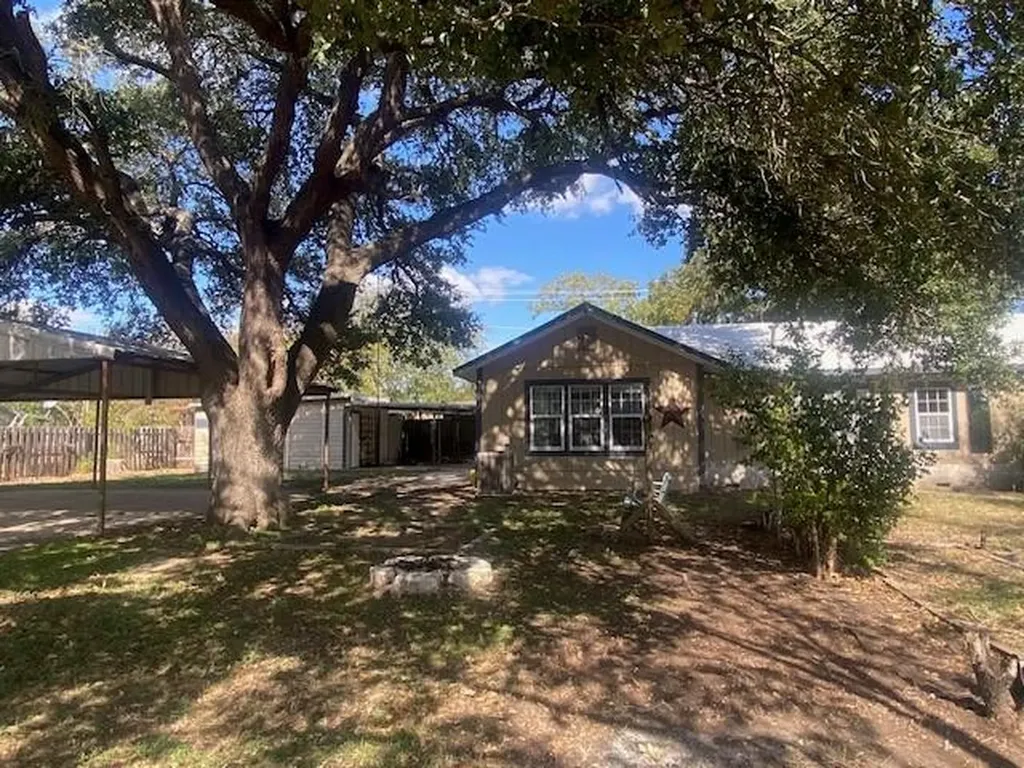 214 S Hackberry Avenue Luling TX 78648