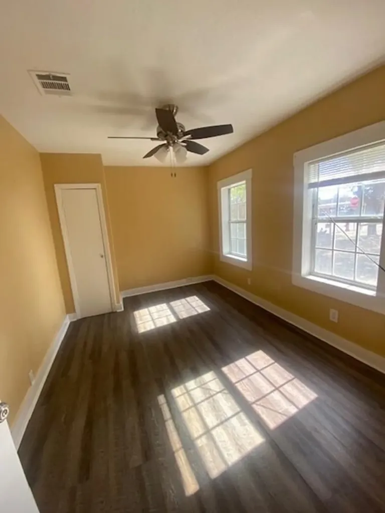 214 S Hackberry Avenue Luling TX 78648