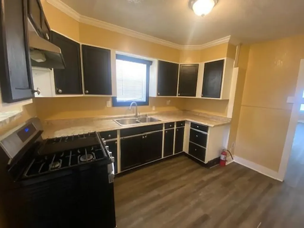 214 S Hackberry Avenue Luling TX 78648