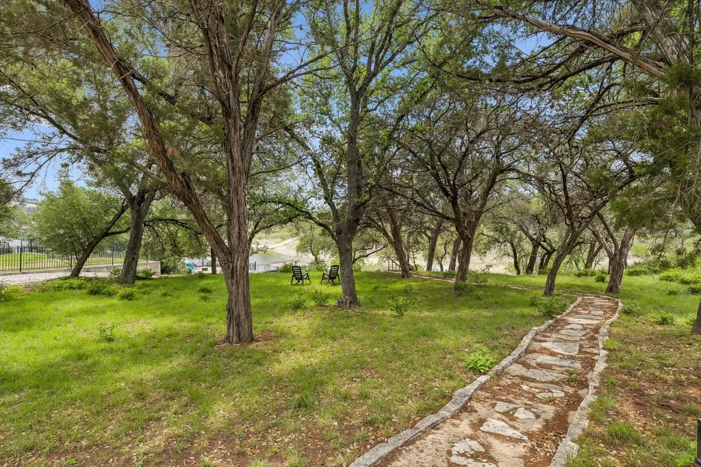 1115 Edgewater Drive Spicewood TX 78669