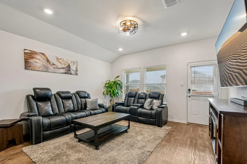 519 Sandringham Loop Kyle TX 78640