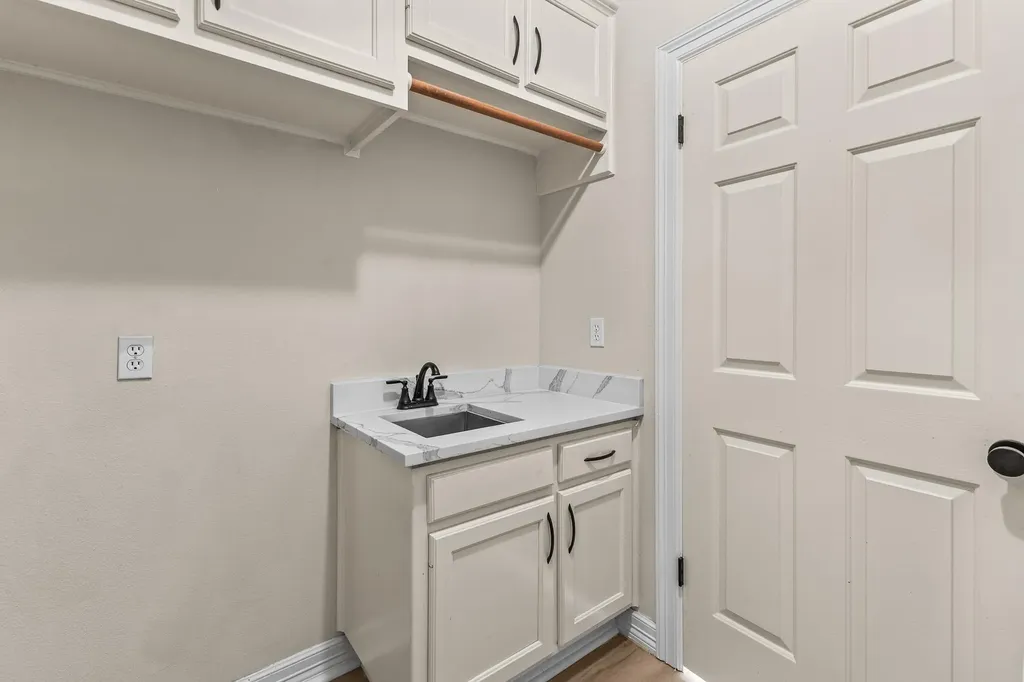 5901 Round Table Cove Austin TX 78746