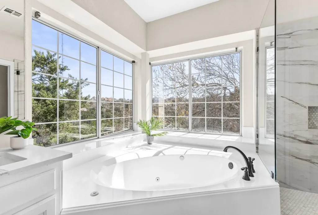 5901 Round Table Cove Austin TX 78746