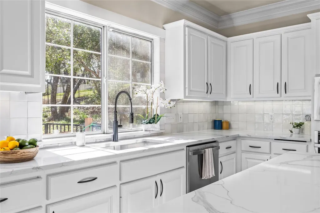 5901 Round Table Cove Austin TX 78746