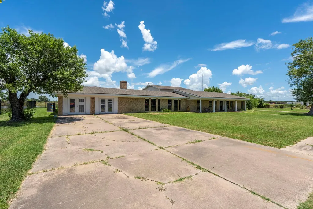 3345 E Austin Street Giddings TX 78942