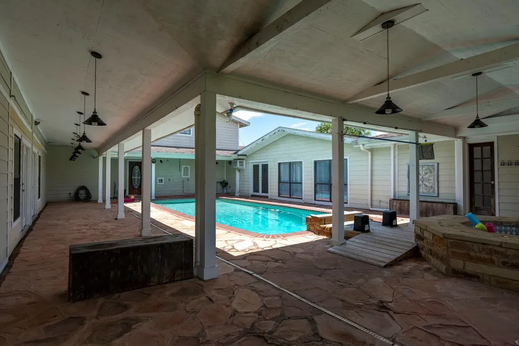 3345 E Austin Street Giddings TX 78942