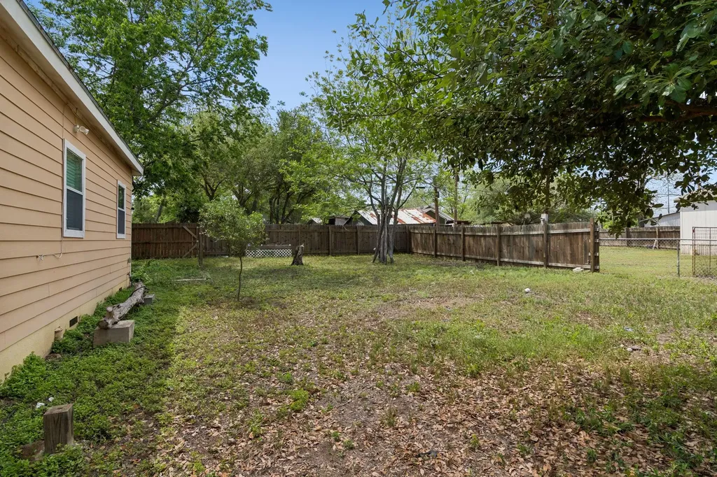 810 Lamar Street Luling TX 78648