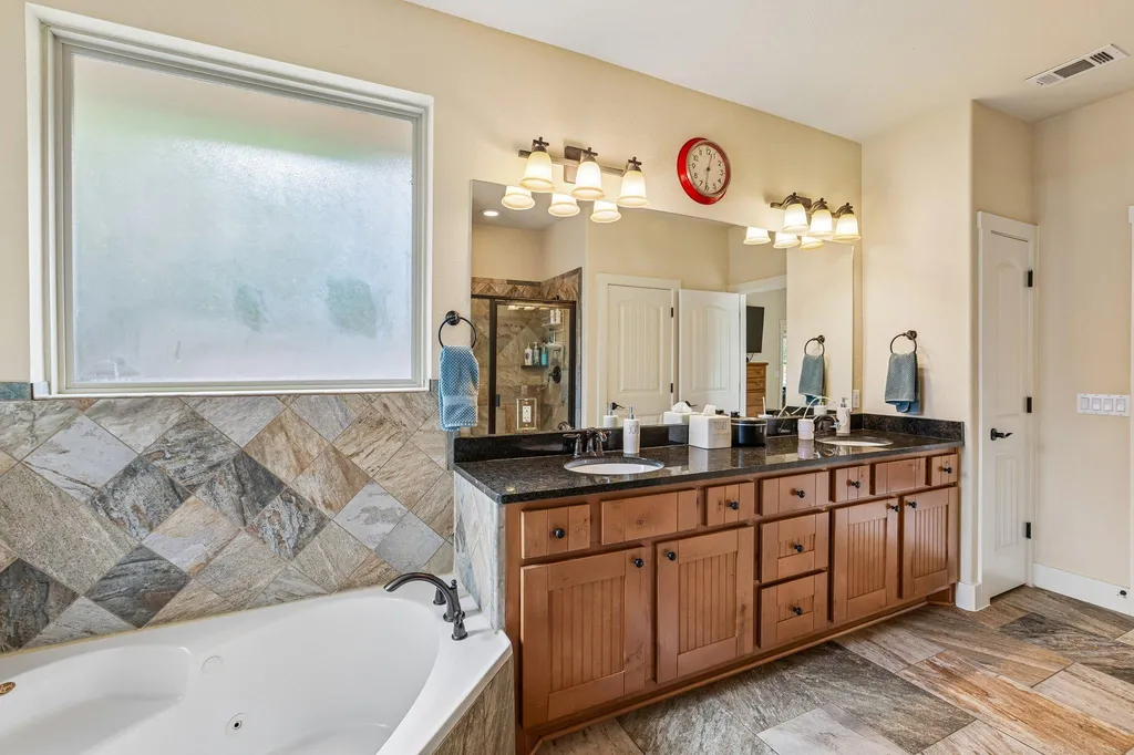 1058 Daviot Drive Spicewood TX 78669