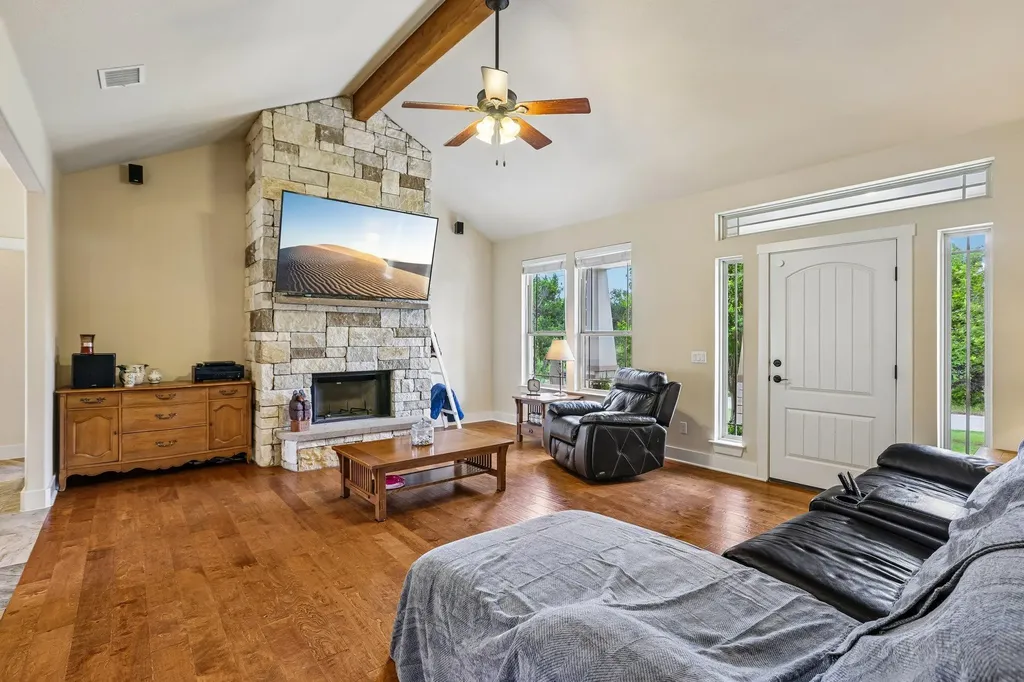 1058 Daviot Drive Spicewood TX 78669