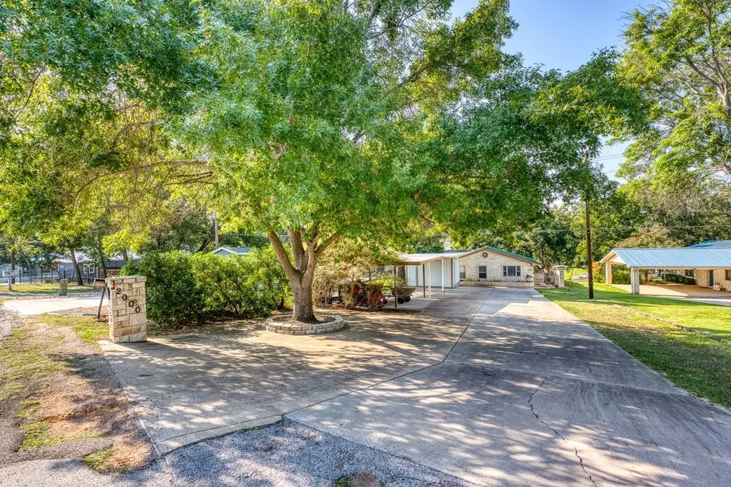 2000 Williams Lakeshore Kingsland TX 78639