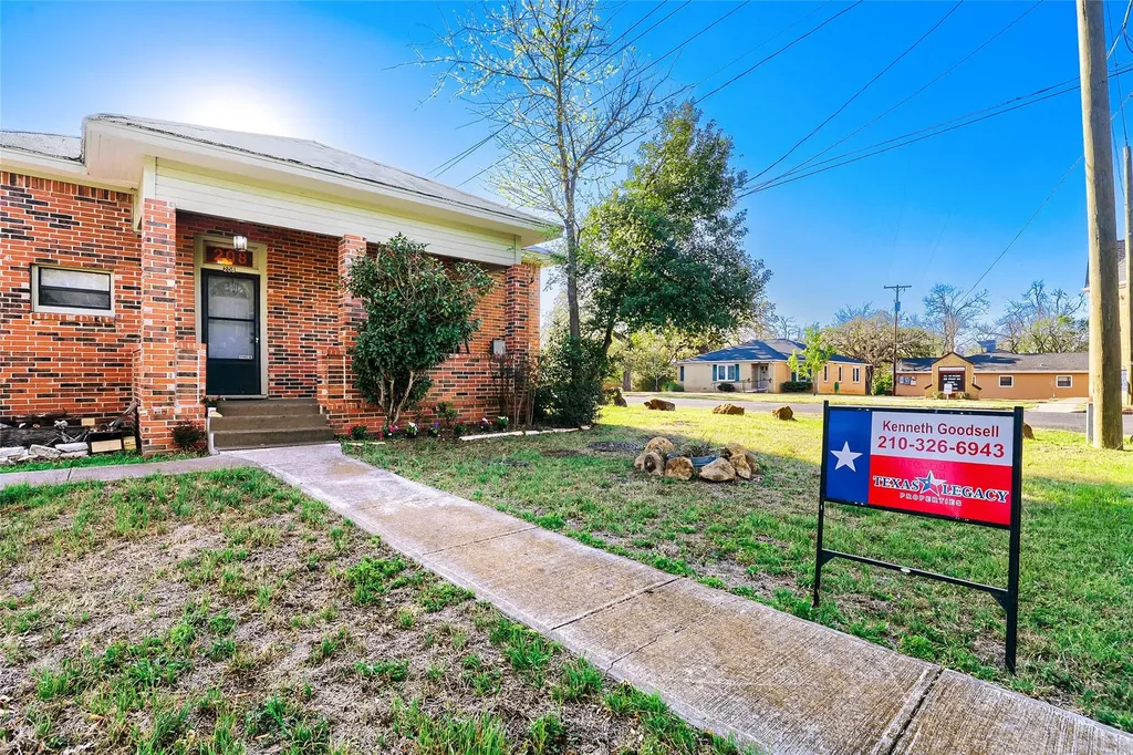 208 N Avenue B Elgin TX 78621