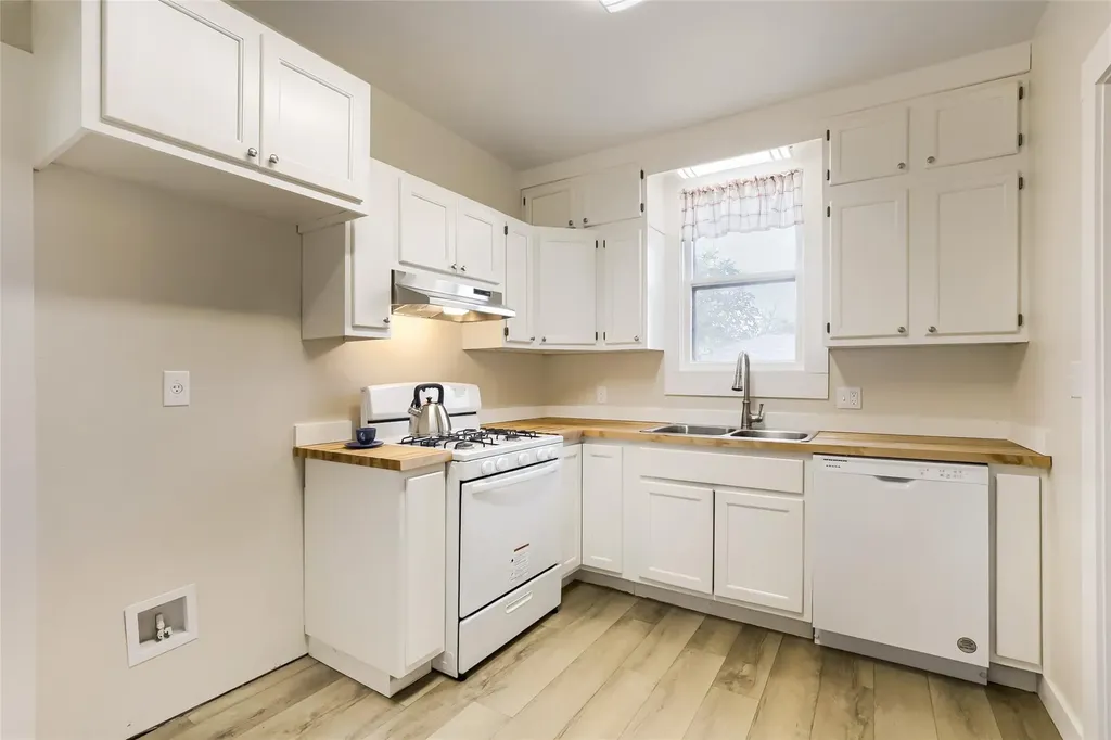208 N Avenue B Elgin TX 78621
