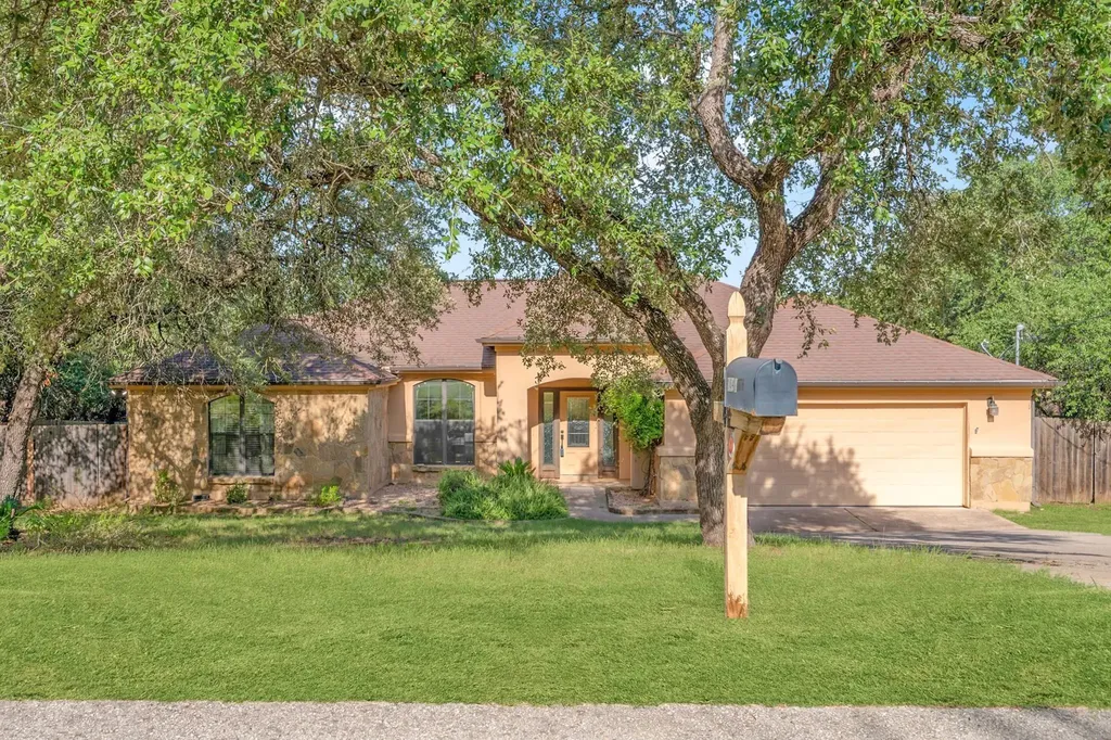 104 Cowal Drive N Spicewood TX 78669