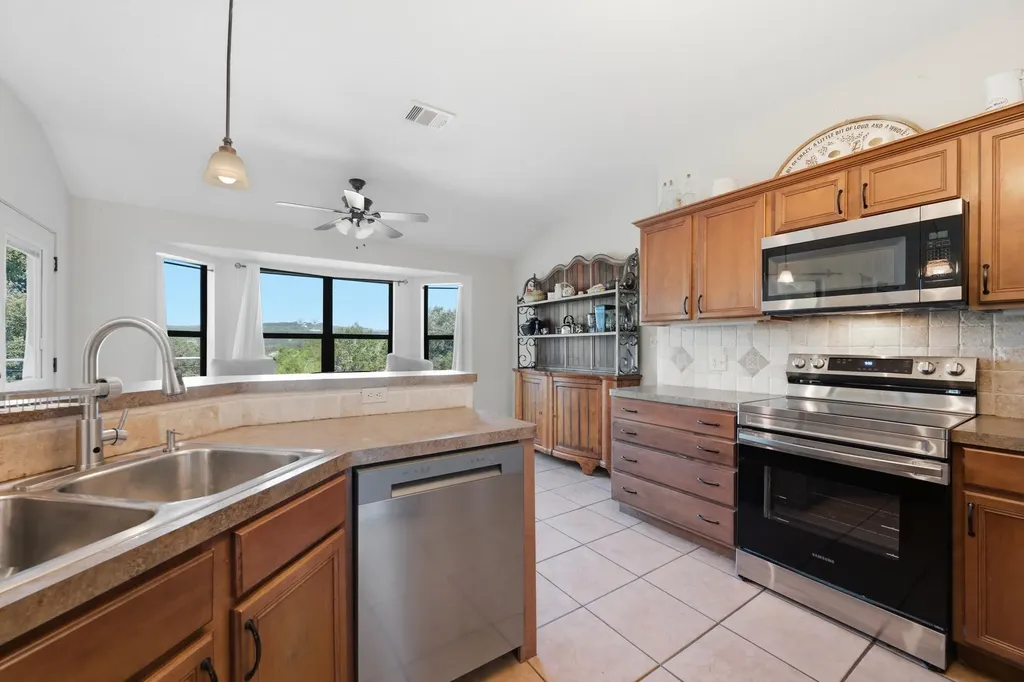 104 Cowal Drive N Spicewood TX 78669
