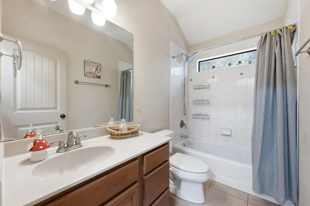 104 Cowal Drive N Spicewood TX 78669