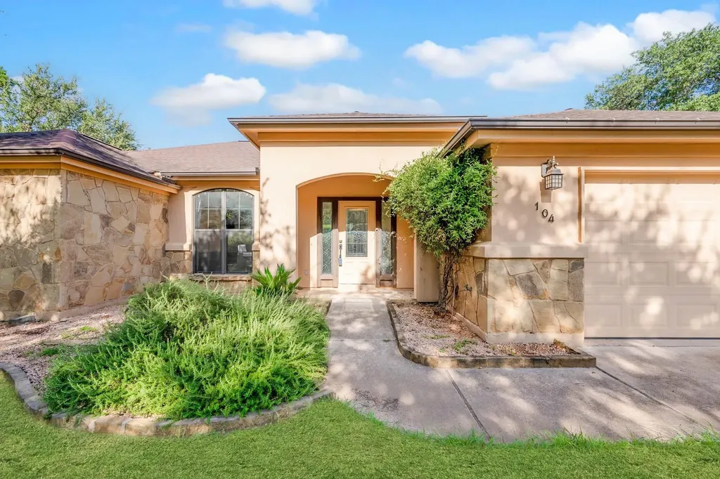 104 Cowal Drive N Spicewood TX 78669