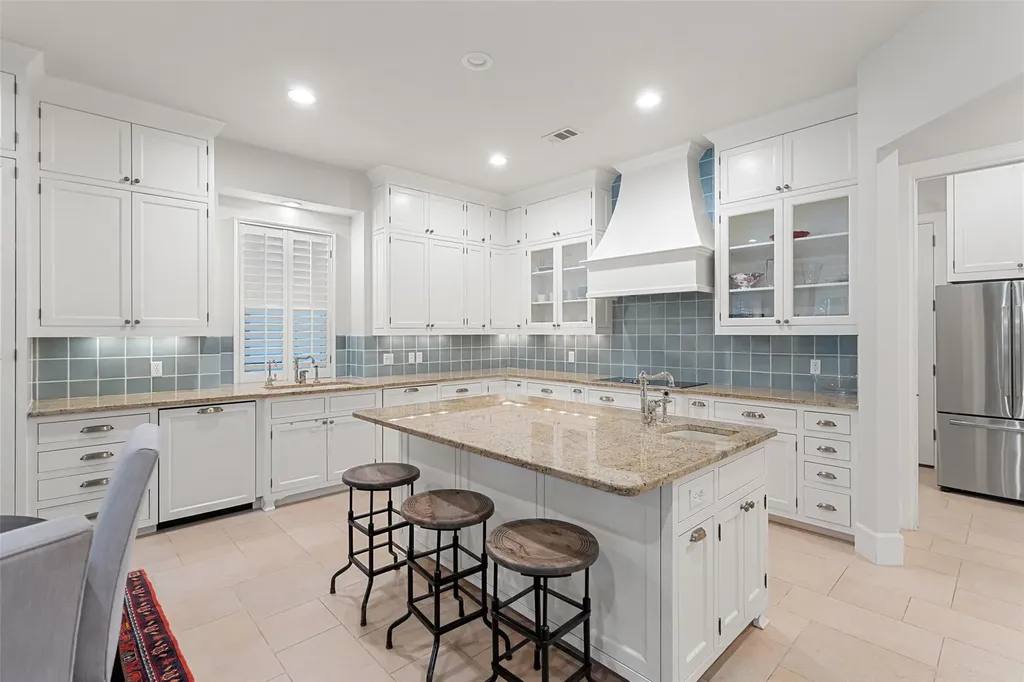 327 Meadowlakes Drive Meadowlakes TX 78654