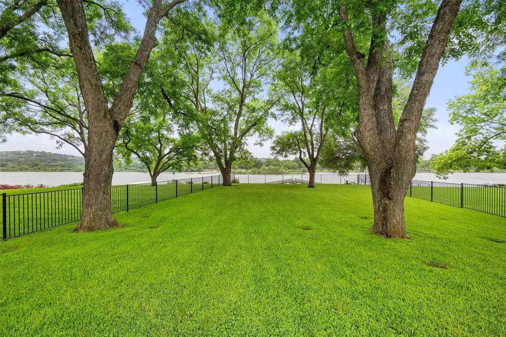 327 Meadowlakes Drive Meadowlakes TX 78654